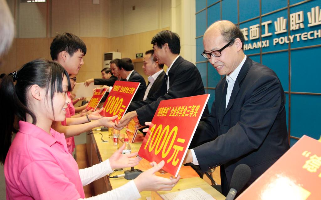 与天博b综合体育app官网领导为获奖学生颁奖