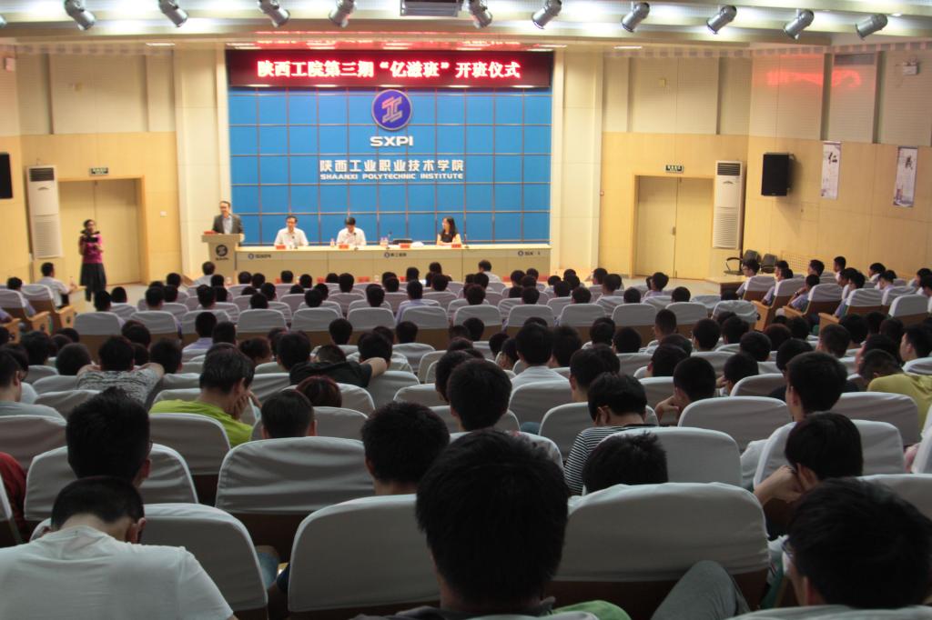 我院与亿滋中国(原卡夫中国)联合开设的第三届“亿滋订单班”开班仪式在学术天博b综合体育app官网堂举行