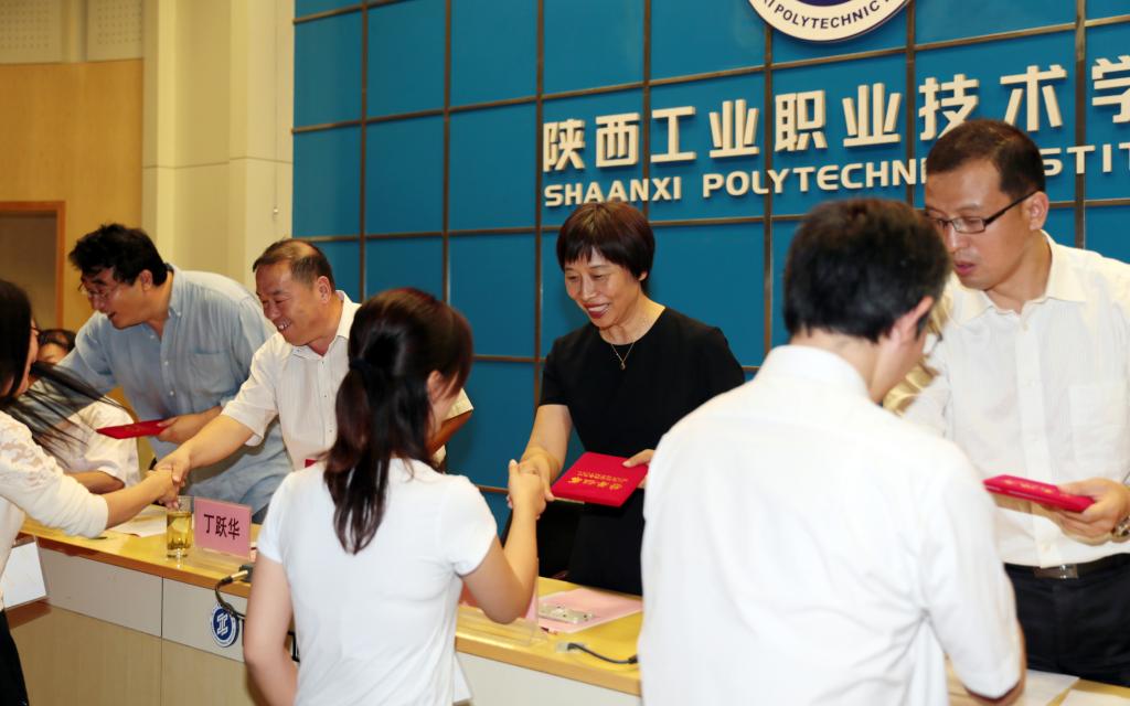 与天博b综合体育app官网领导为获奖选手及优秀指导教师颁奖