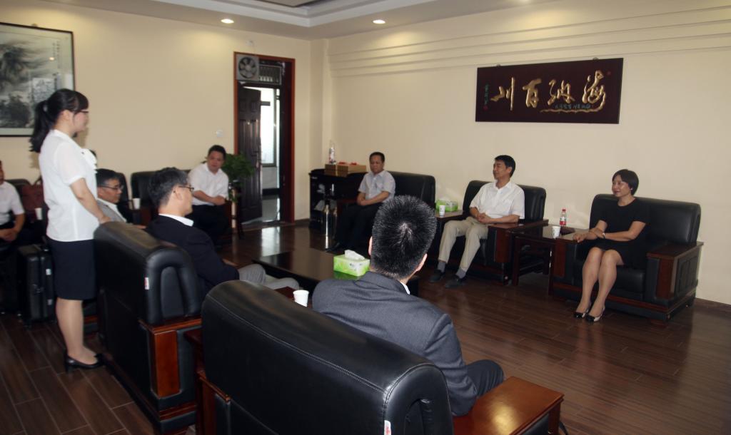 仪式开始前,党委书记崔岩、院长张晓云、天博b综合体育app官网见中道教顕一行